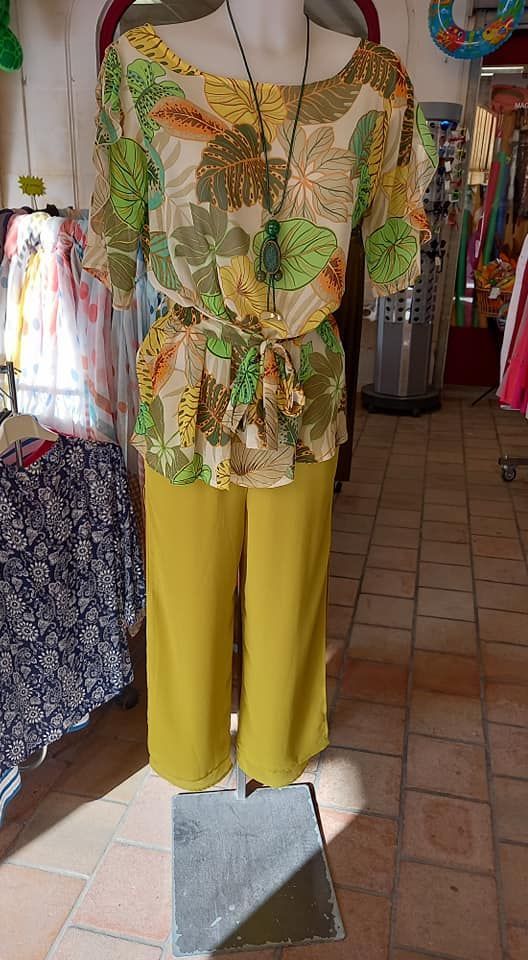 Chemisier à motifs de feuilles jaunes et vertes et pantalon jaune