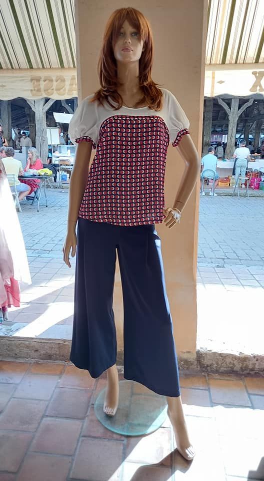 T-shirt à motifs et pantalon bleu large