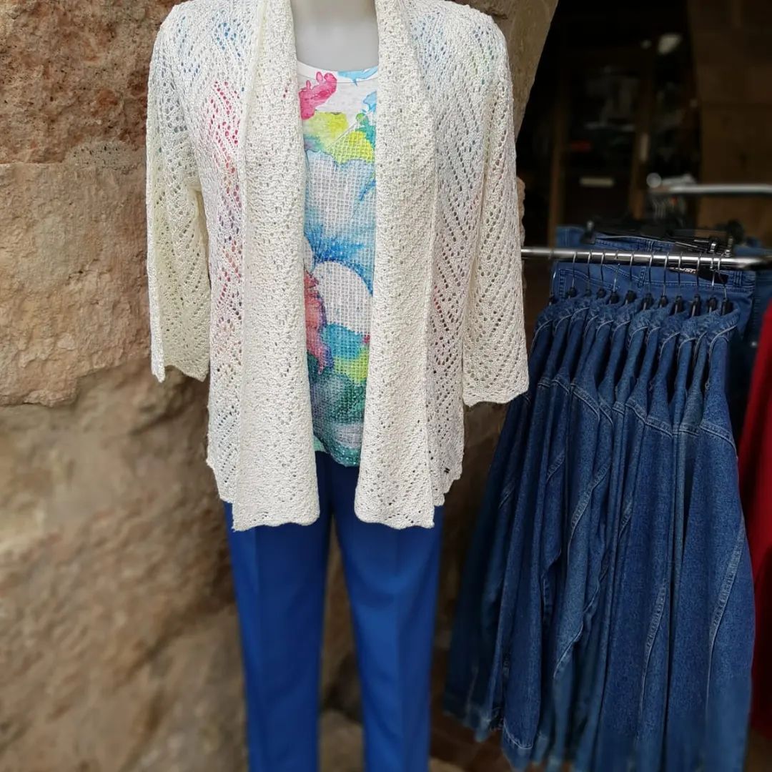 Un t-shirt bleu sous un gilet blanc et un pantalon bleu