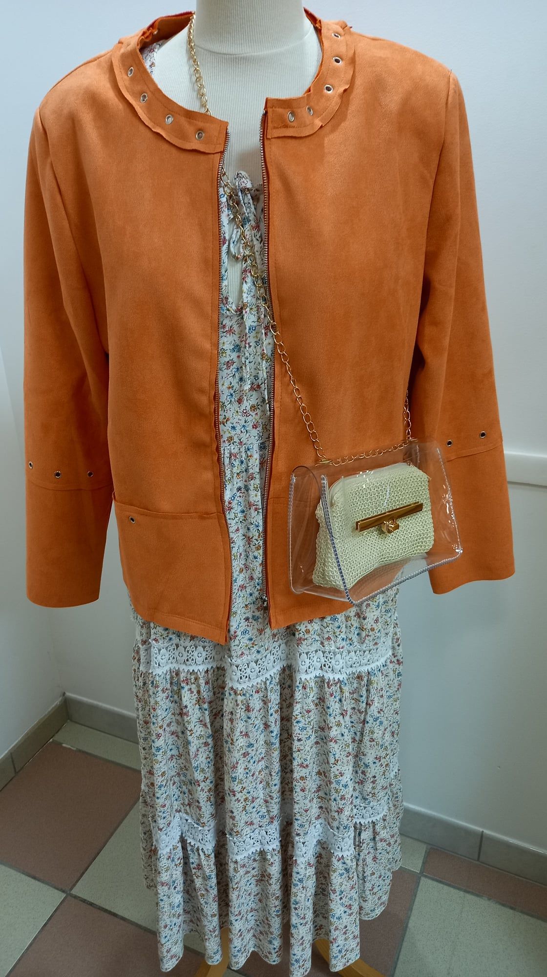 Un t-shirt coloré, une veste rouge et un pantalon bleu