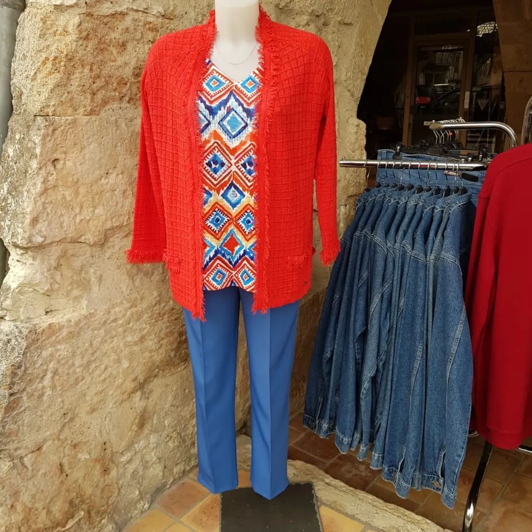 Un t-shirt coloré, une veste rouge et un pantalon bleu