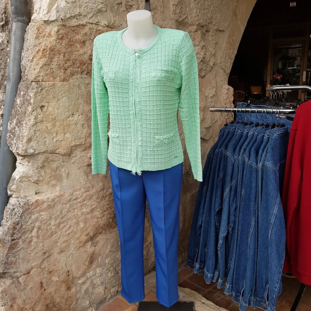 Une veste verte et un pantalon bleu