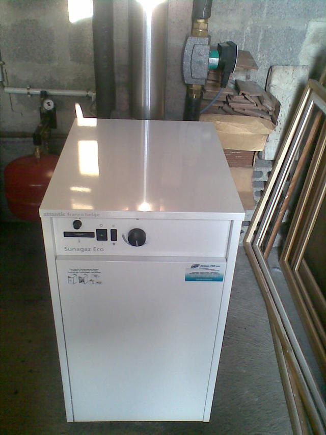 Chauffe-eau blanc avec panneau de commande et tuyauterie intégrée