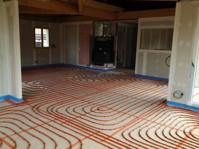 Système de chauffage au sol, dans une pièce en construction