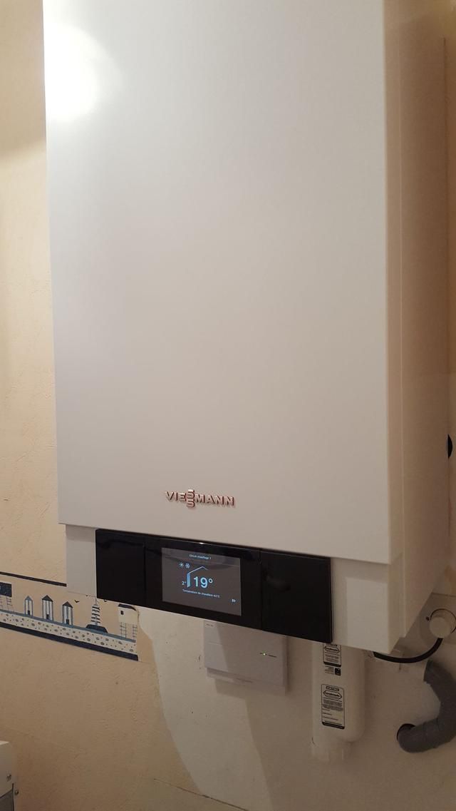 Chaudière à gaz murale Viessmann blanche avec affichage numérique et unité de commande intégrée