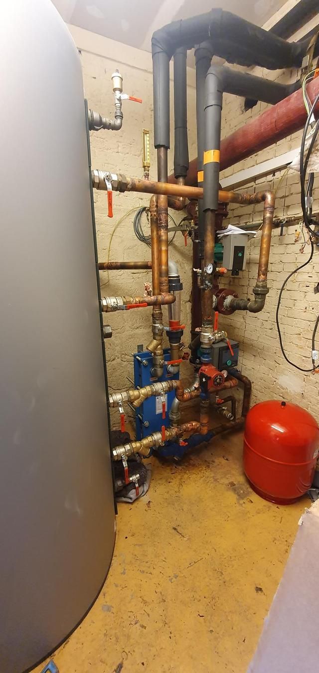Système de plomberie et de chauffage comprenant des tuyaux, des vannes, un grand réservoir d'eaux grises