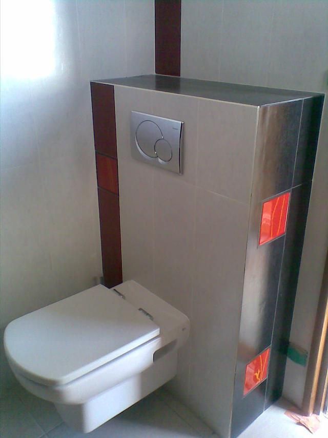 Toilettes suspendues avec boutons de chasse d'eau doubles