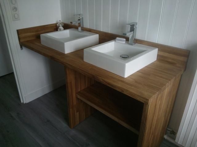 Meuble-lavabo en bois avec deux vasques carrées blanches et une étagère