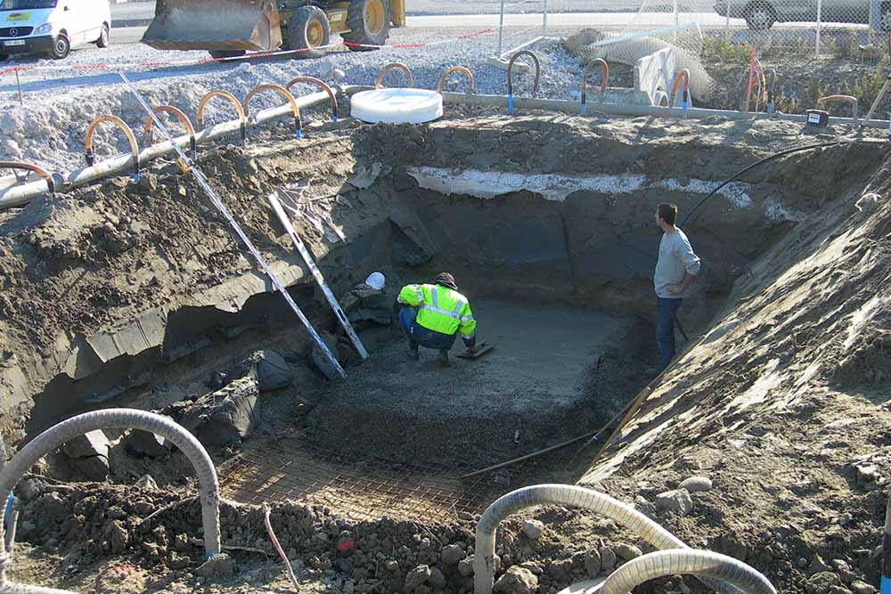 ouvrier dans un trou récemment creusé