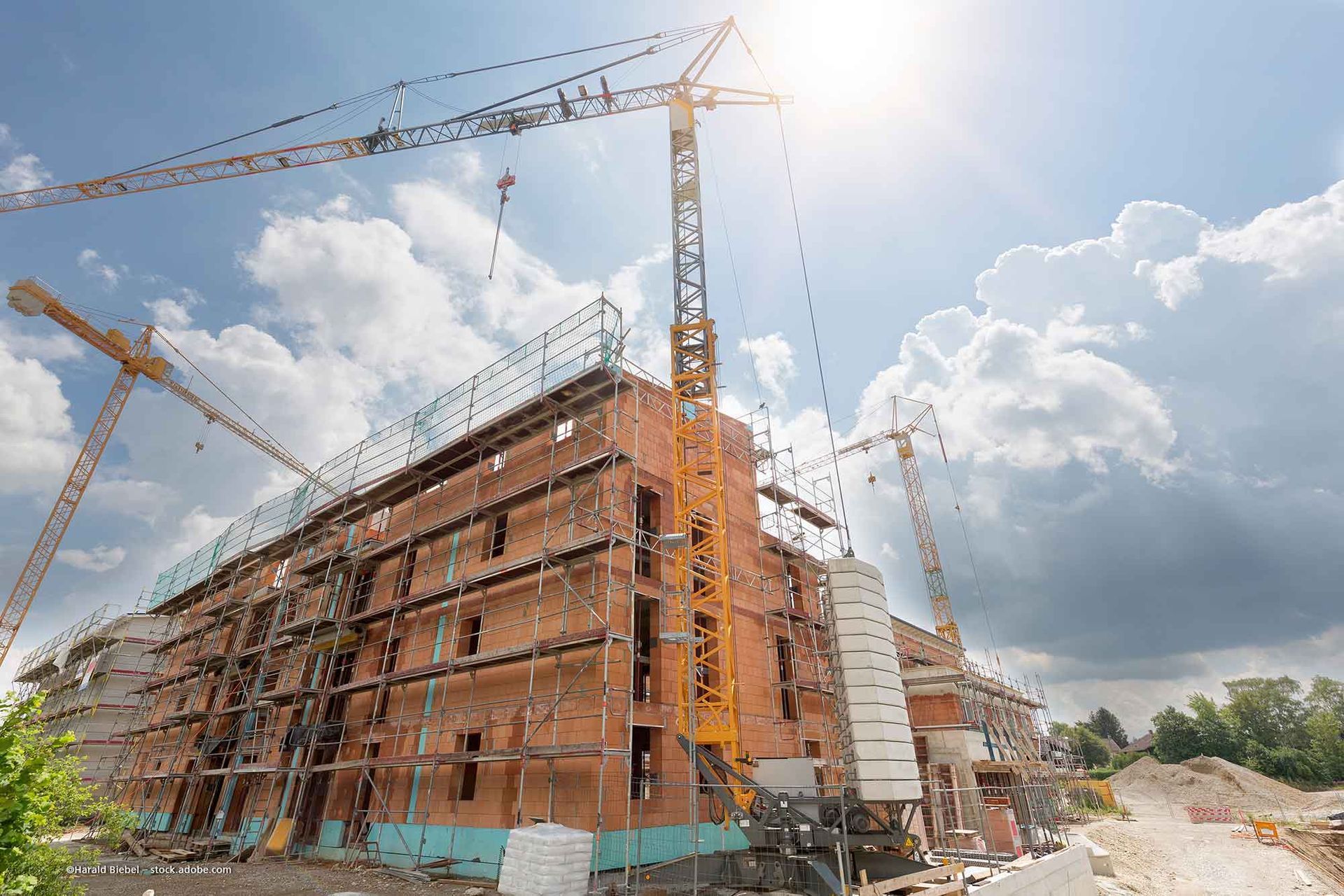 Team der Hofschuster Bauunternehmen GmbH plant Gebäude