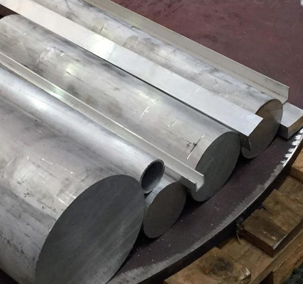 Un montón de barras de metal están apiladas una encima de otra.