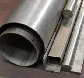 Un montón de tubos y varillas de metal están colocados uno encima del otro sobre una mesa.