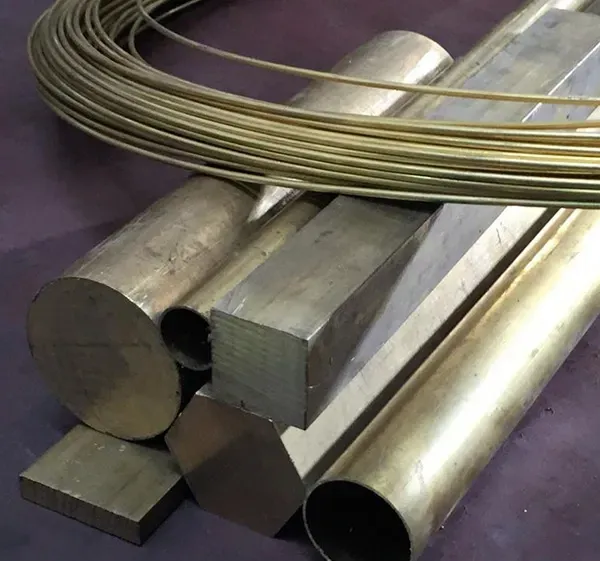 Un montón de piezas de metal están sobre una mesa.