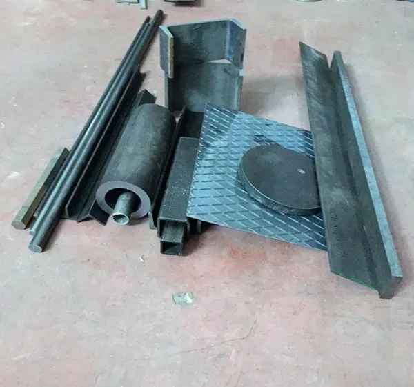 Un montón de piezas de metal están tiradas en el suelo.