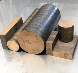 Un montón de piezas de metal están colocadas una encima de otra sobre una mesa.