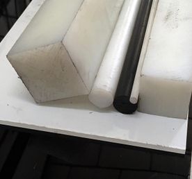 Un montón de palos y bloques de plástico están colocados uno encima del otro sobre una mesa.