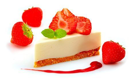 Porción de tarta de queso con fresas frescas y guarnición de menta sobre fondo blanco.
