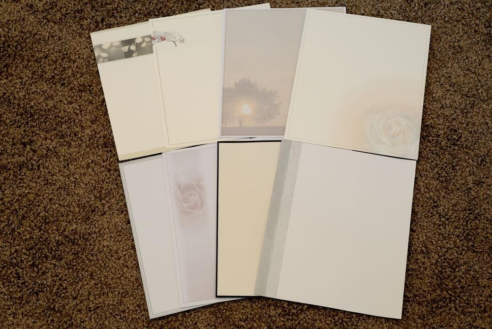 Mehrere Blätter Papier sind übereinander gestapelt