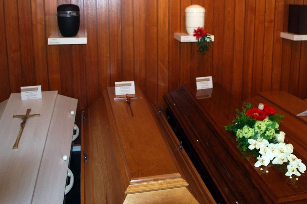 Eine Reihe von Särgen in einem Raum mit Holzvertäfelung