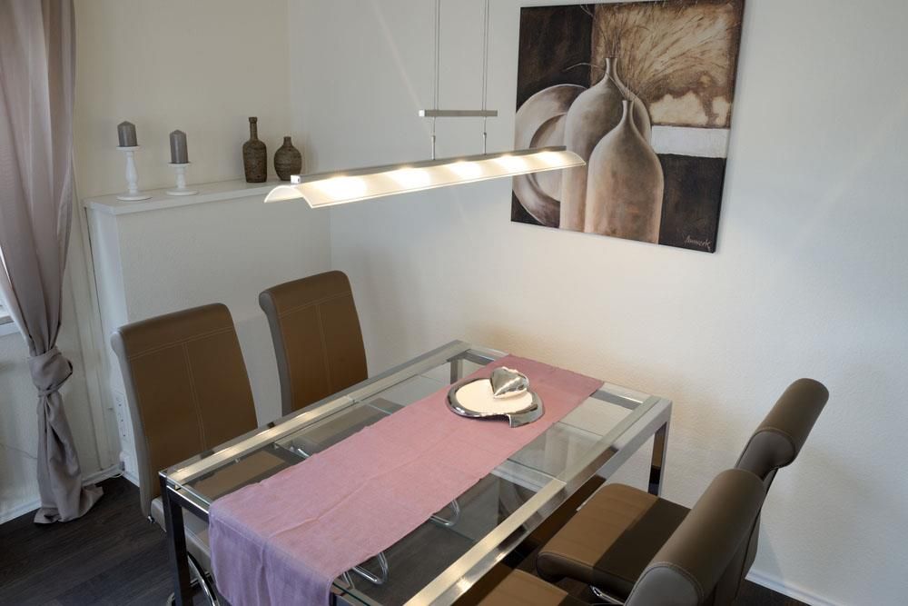 Ein Esstisch mit einem rosa Tischläufer