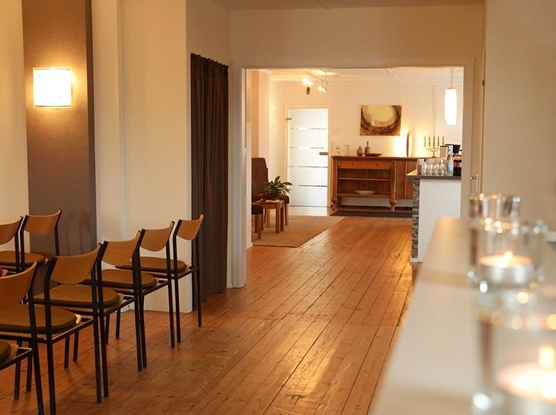 Ein Raum mit Stühlen und Kerzen auf dem Boden