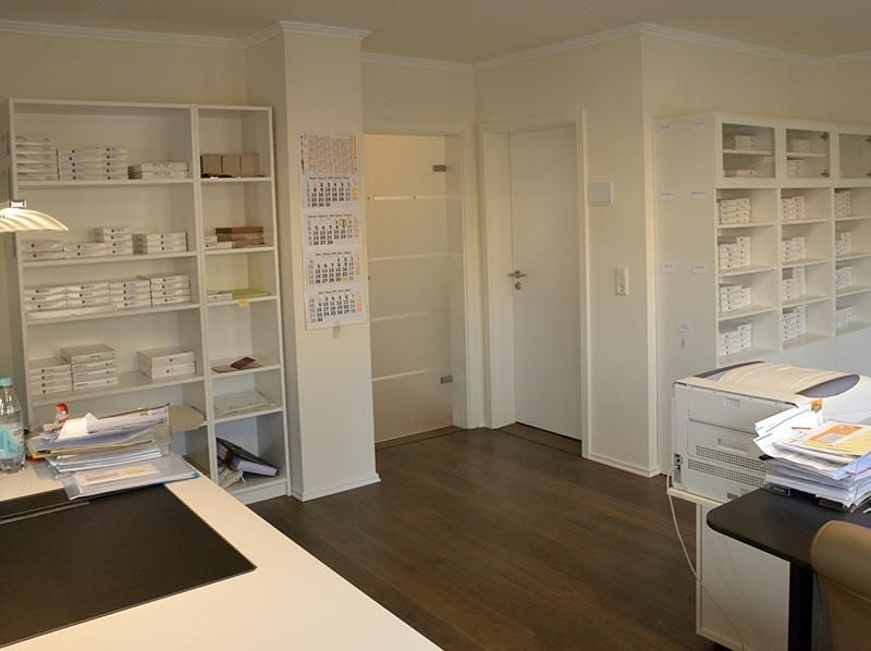 Ein Raum mit vielen Regalen und einem Kalender an der Wand