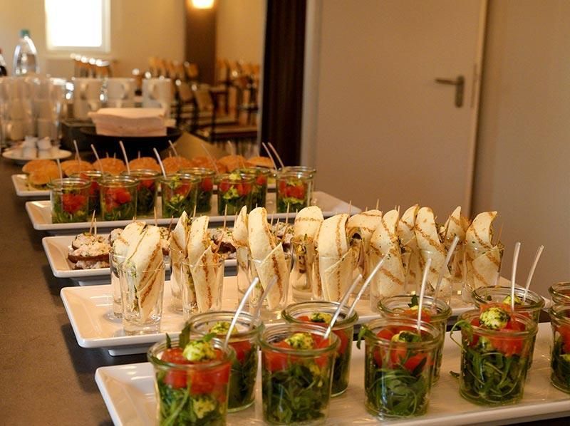 Ein Buffet mit einer Auswahl an Speisen, darunter Sandwiches und Salate