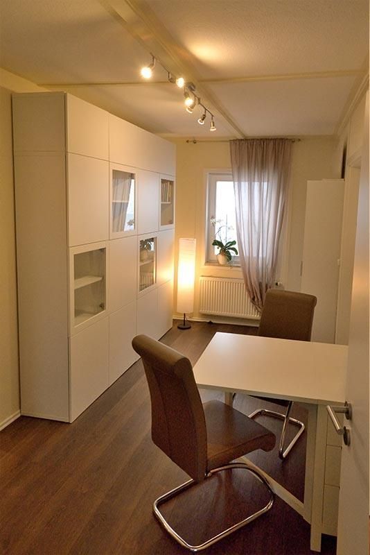 Ein Raum mit einem Tisch und Stühlen und einem Fenster