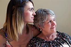 Eine junge Frau steht neben einer älteren Frau.