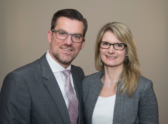 Bestattungshaus Andriessen - ihr Bestatter aus Wermelskirchen und Gevelsberg - Das Team Ein Mann und eine Frau in Anzug und Krawatte posieren für ein Foto.