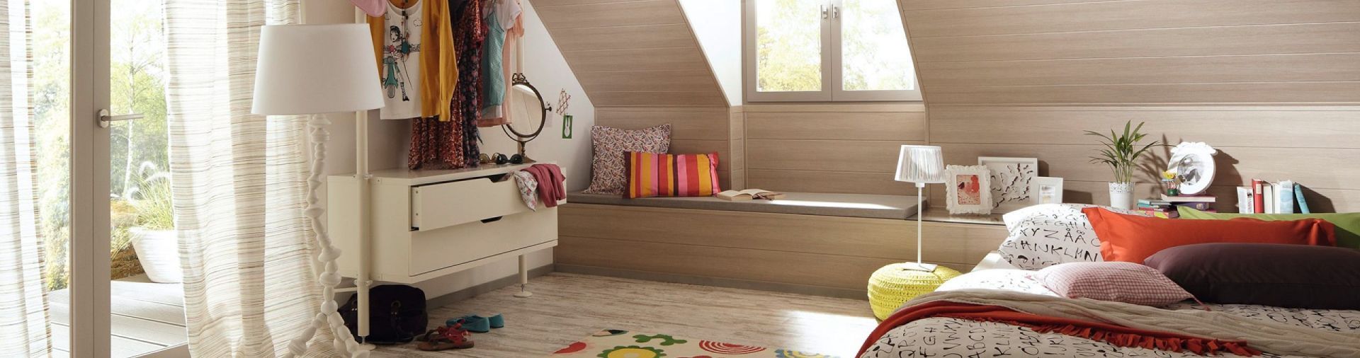 Ein Schlafzimmer mit einem Bett und einem Fenster mit einem Teppich auf dem Boden | Handel Ertmann