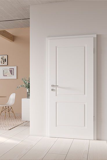 Eine weiße Tür führt zum Wohnzimmer mit Tisch und Stühlen | Handel Ertmann