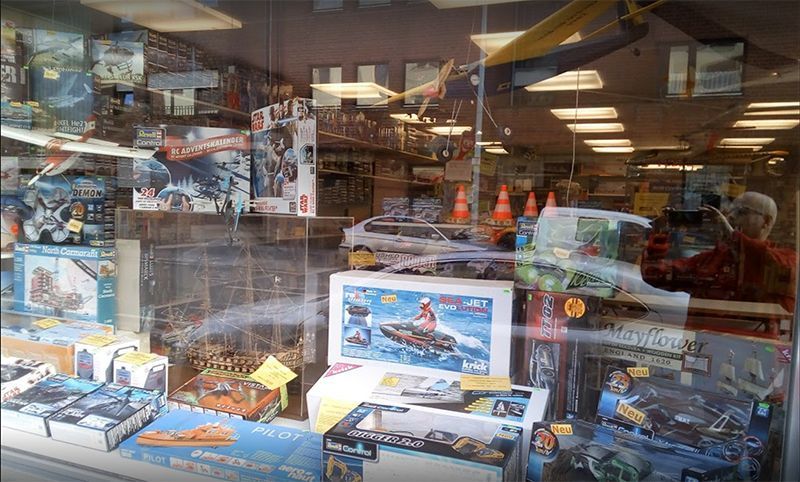 Modellbau Führer Geschäft innen 04