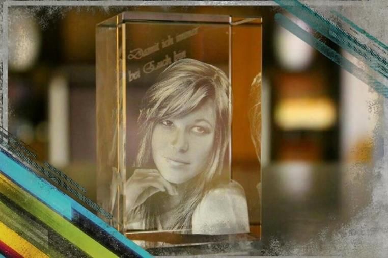 Ein Glasblock mit einem Bild einer Frau darauf