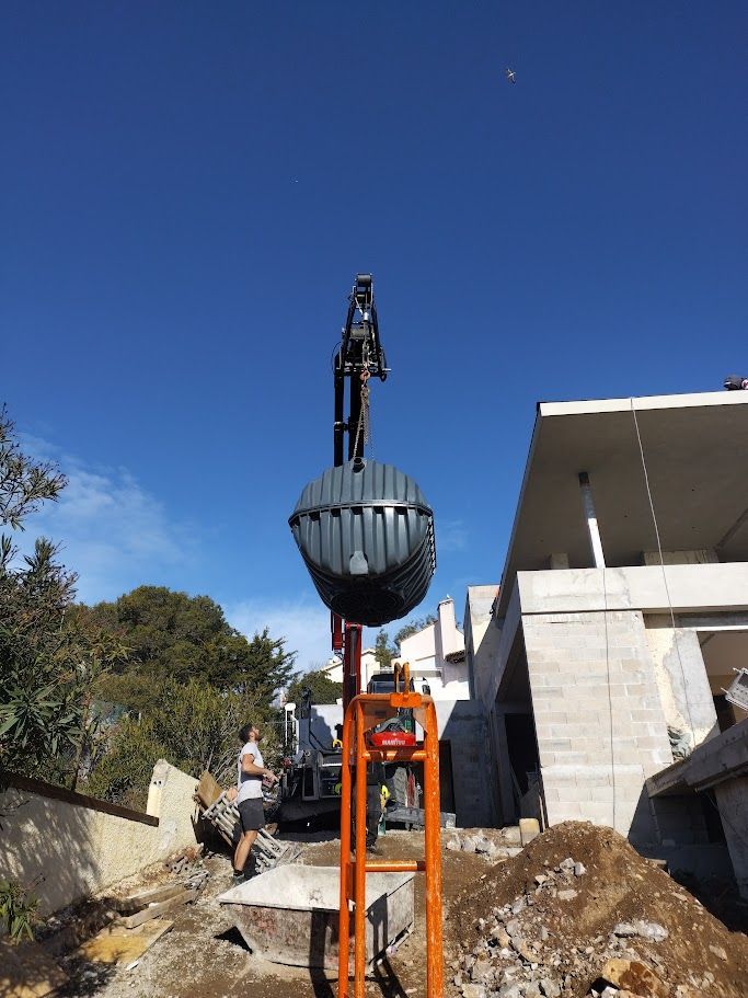 Fosses septiques vertes installées dans une tranchée de terre, à l'extérieur.
