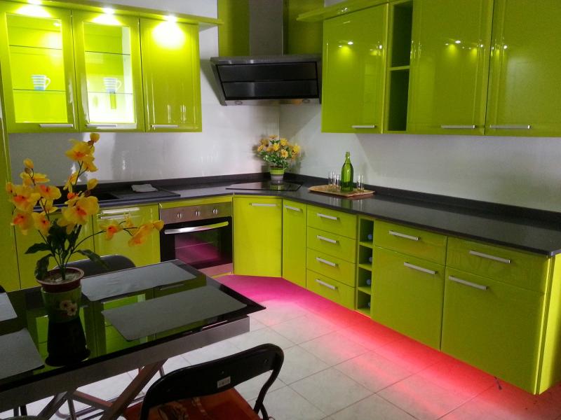 Cuisine vert laqué avec table et chaises