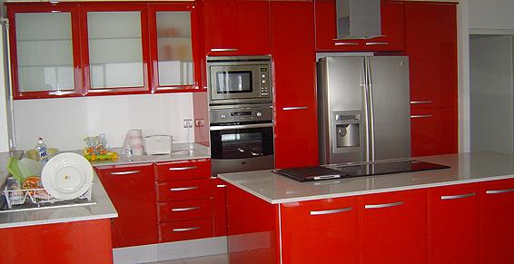 Cuisine rouge laquée