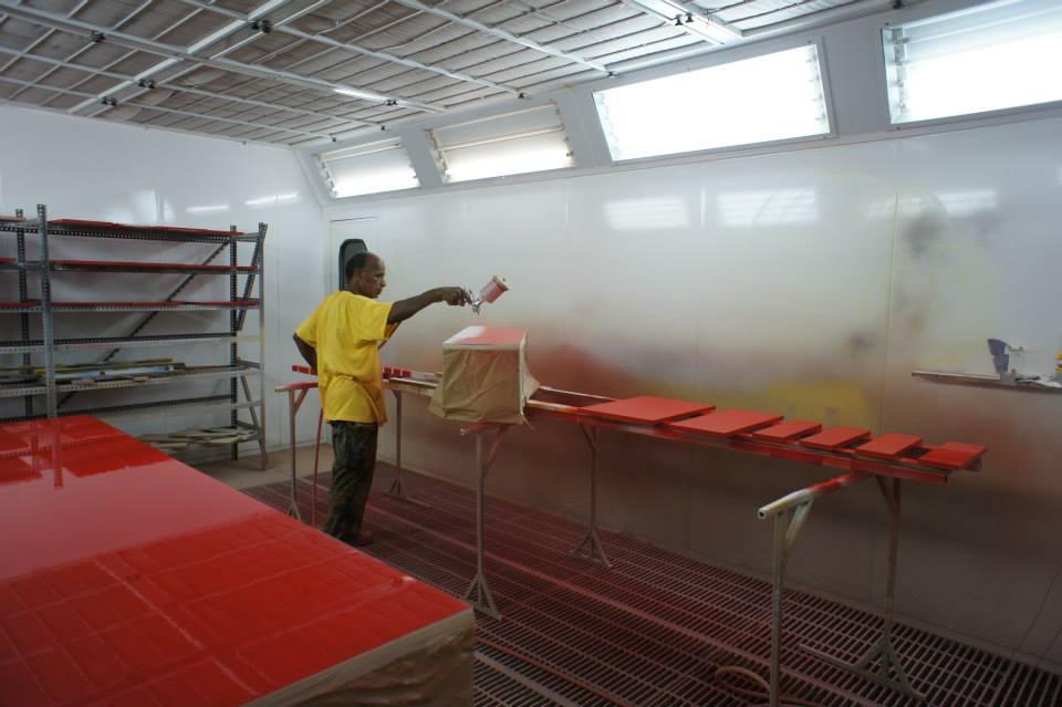 Peinture de meubles en rouge laqué