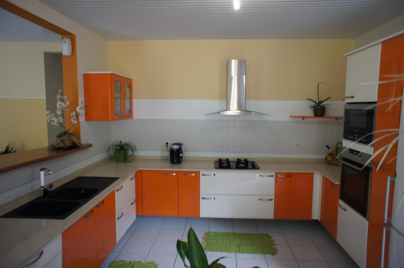Cuisine blanc et orange