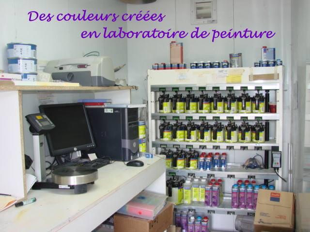 Pots de peinture crées en laboratoire