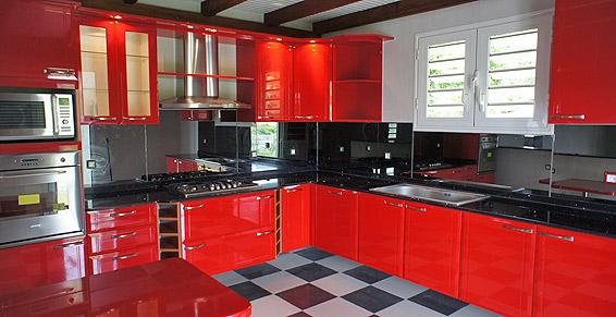 Cuisine rouge avec sol carrelage en damier