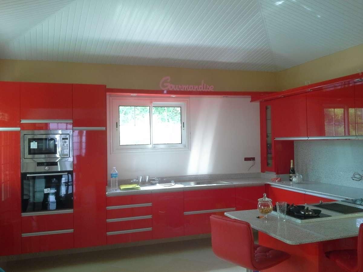 Vu d'ensemble cuisine rouge