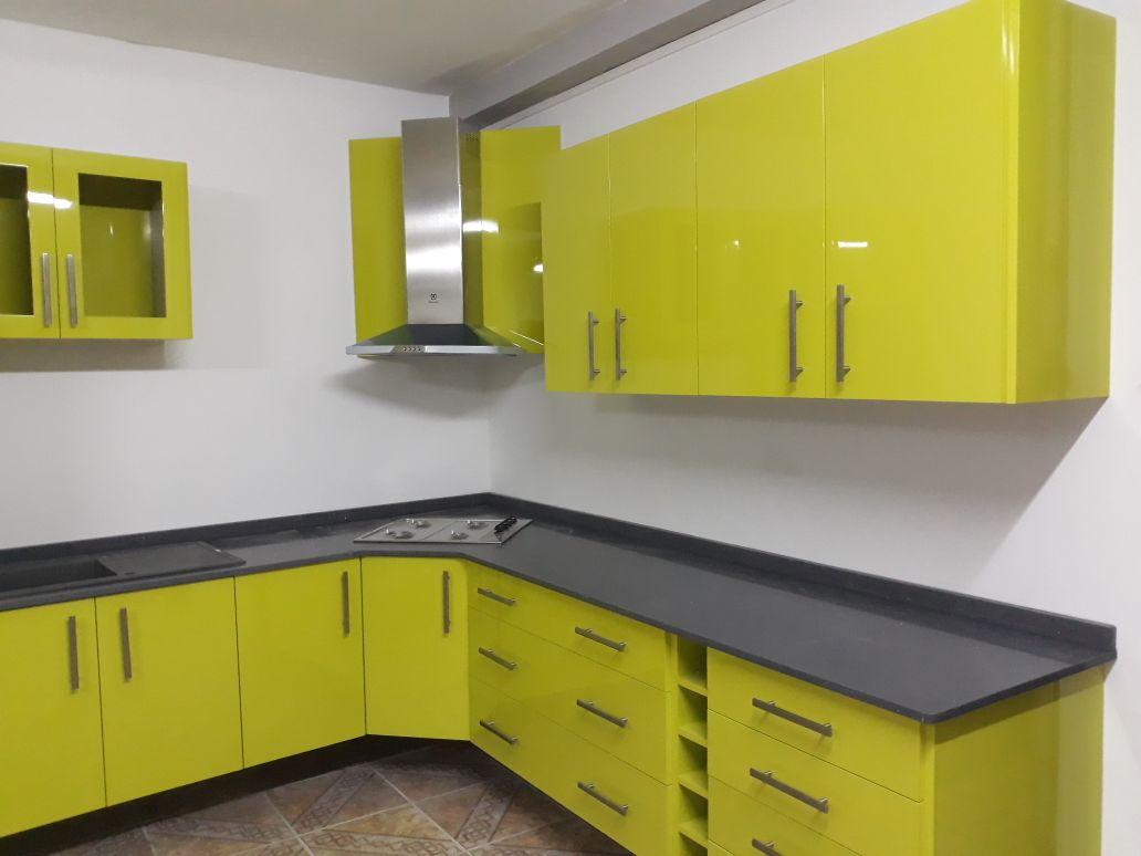 Meubles cuisine vert avec plan gris foncé