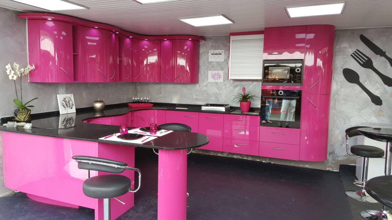 Cuisine rose avec tabourets