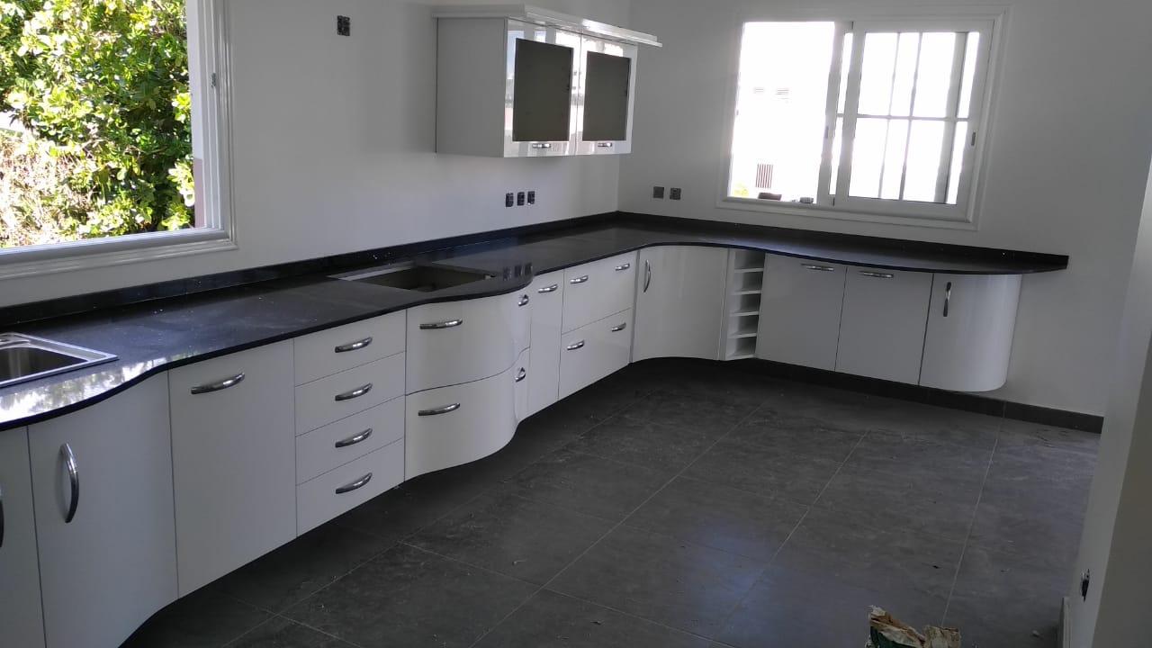 Cuisine blanche avec plan noir