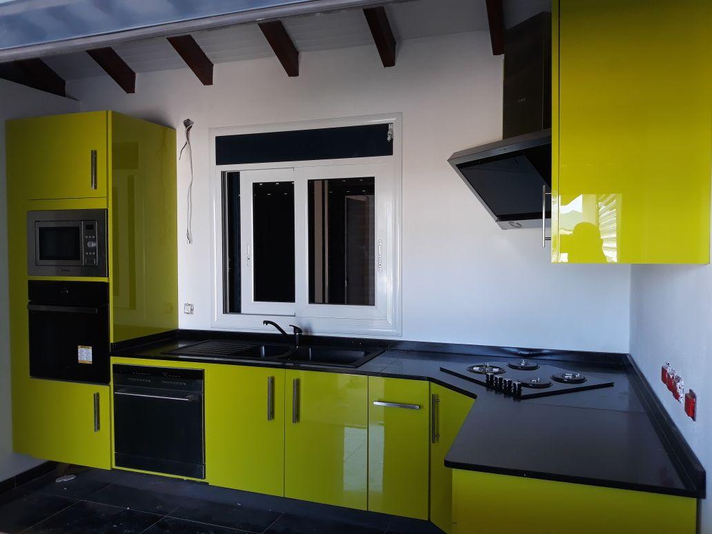 Meubles cuisine vert avec plan noir