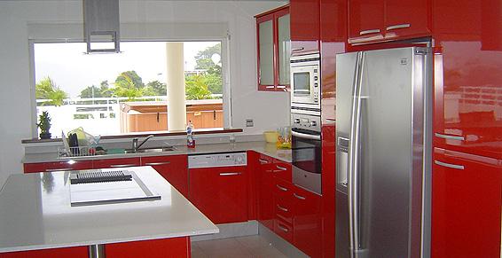 Cuisine rouge avec frigo américain