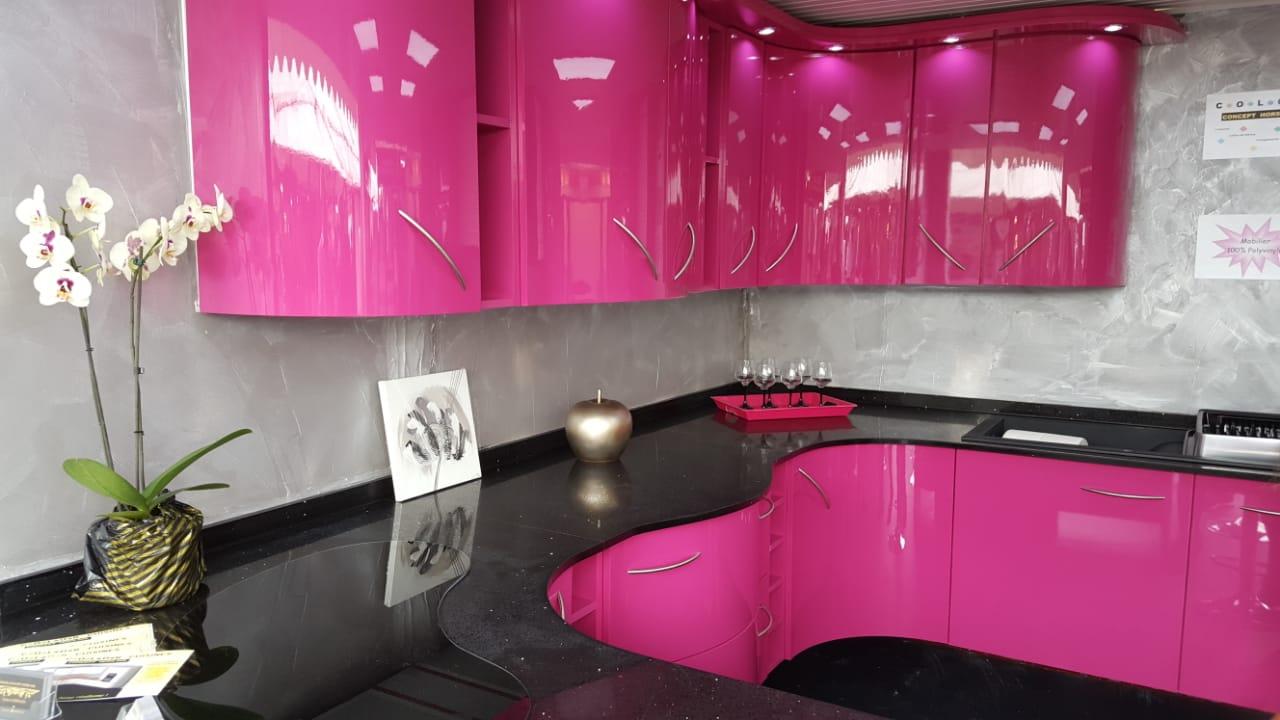 Cuisine rose laquée avec plan noir