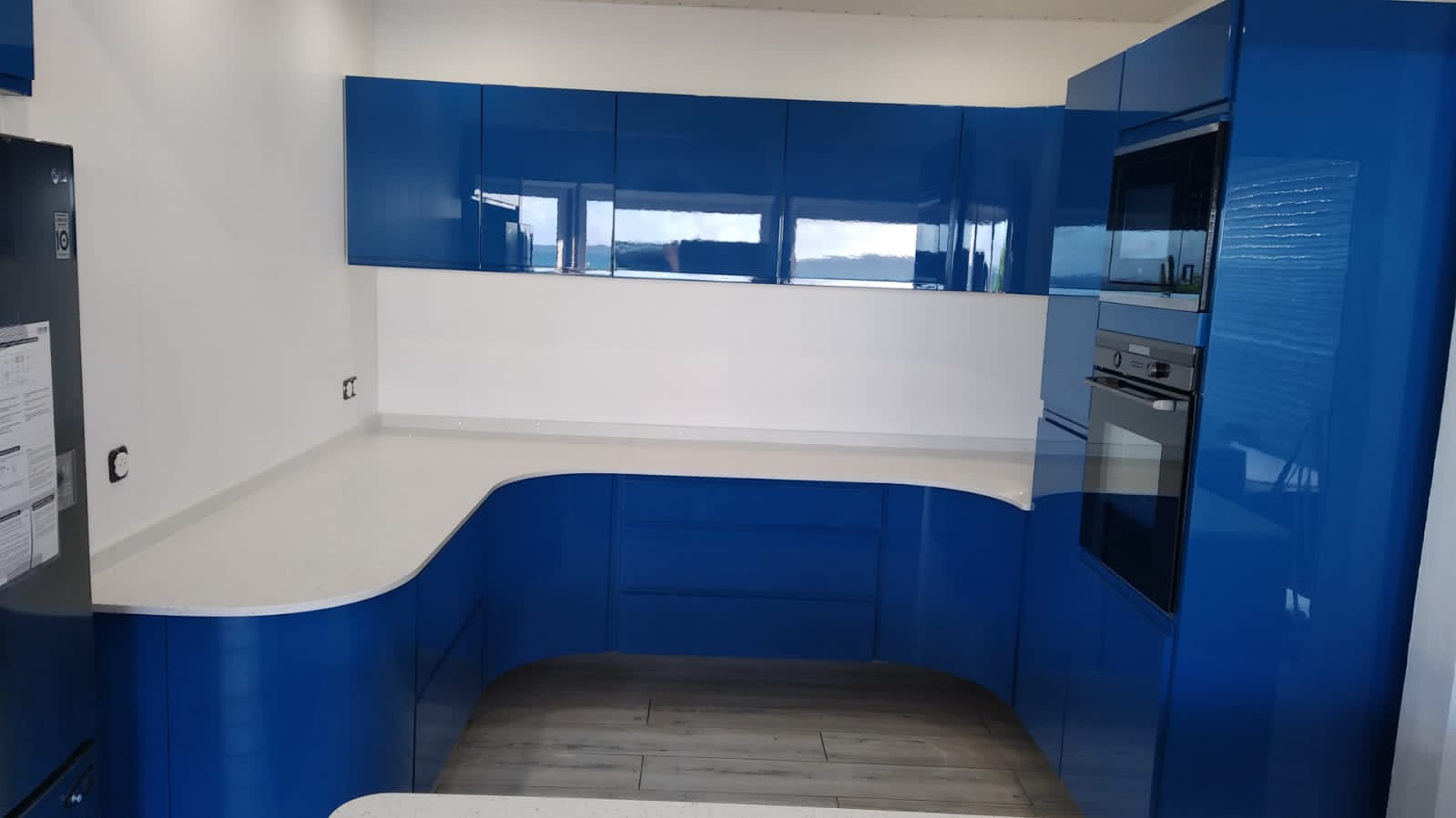 Cuisine hors sol bleue