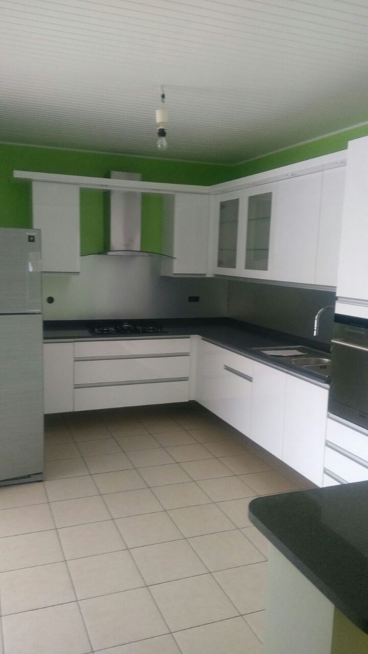 Cuisine hors sol blanche